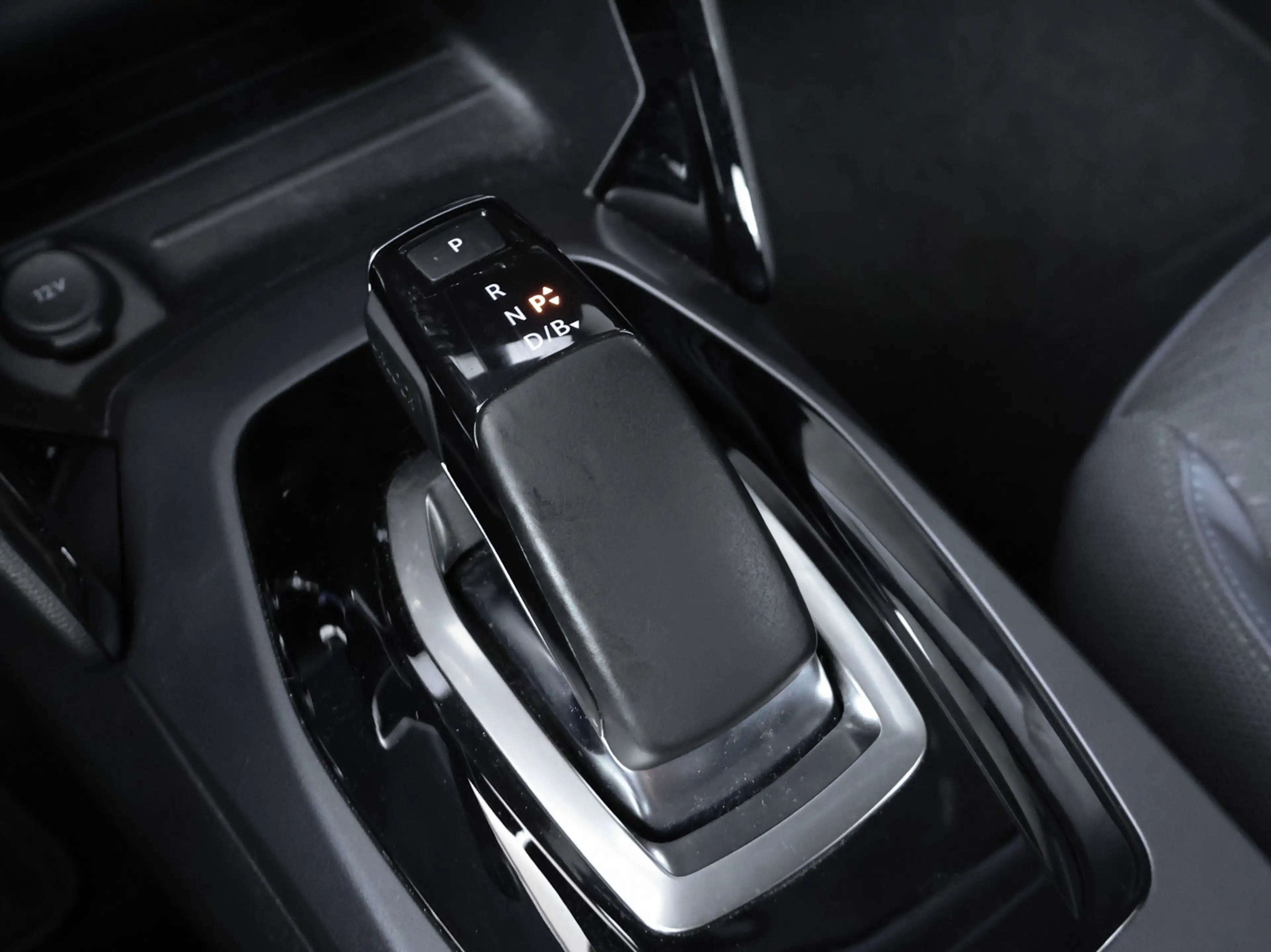Peugeot e-2008 EV Allure 50 kWh Sport SOH 90% (APPLE CARPLAY,NAVI — photo 21