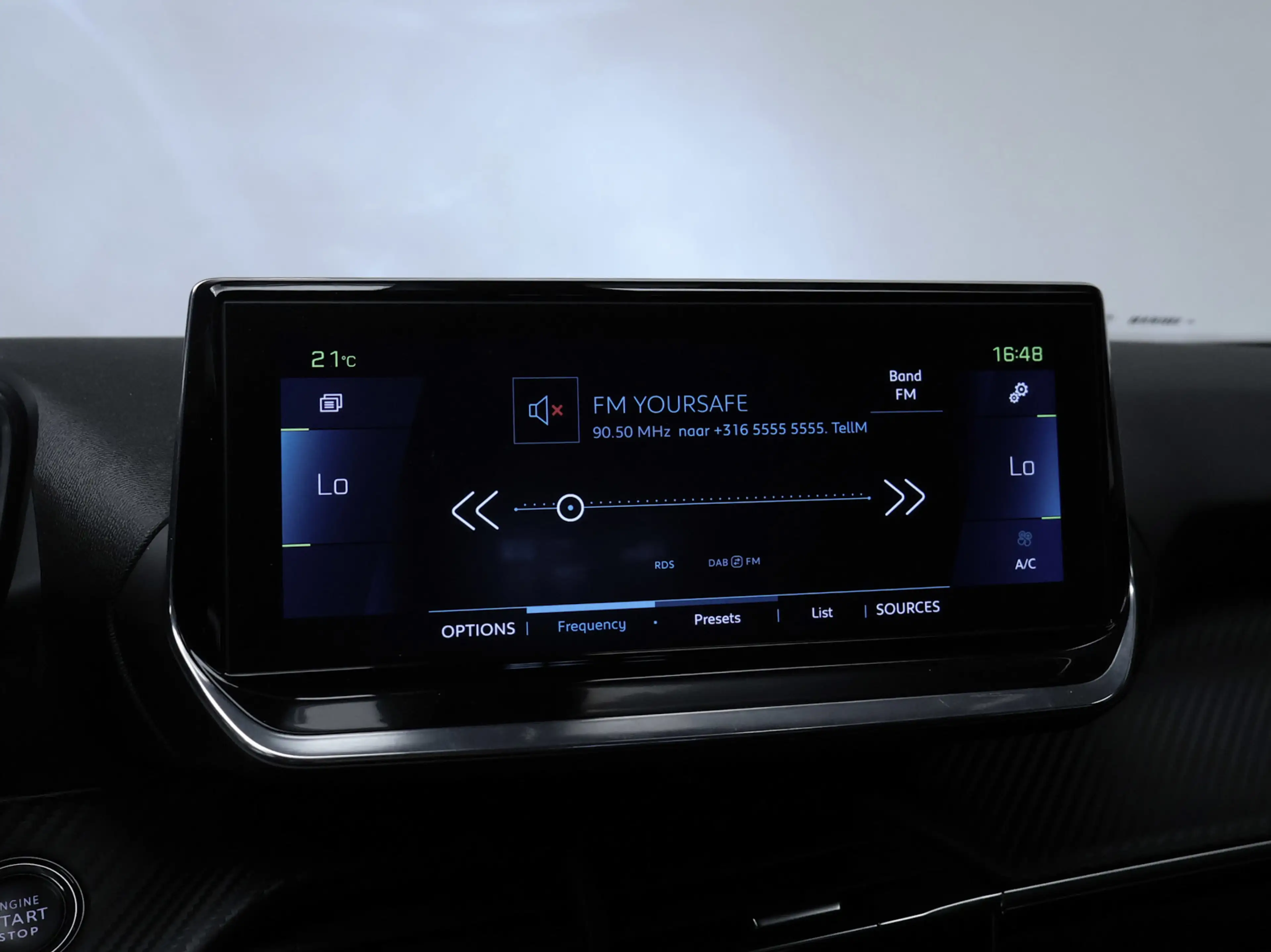 Peugeot e-2008 EV Allure 50 kWh Sport SOH 90% (APPLE CARPLAY,NAVI — photo 16