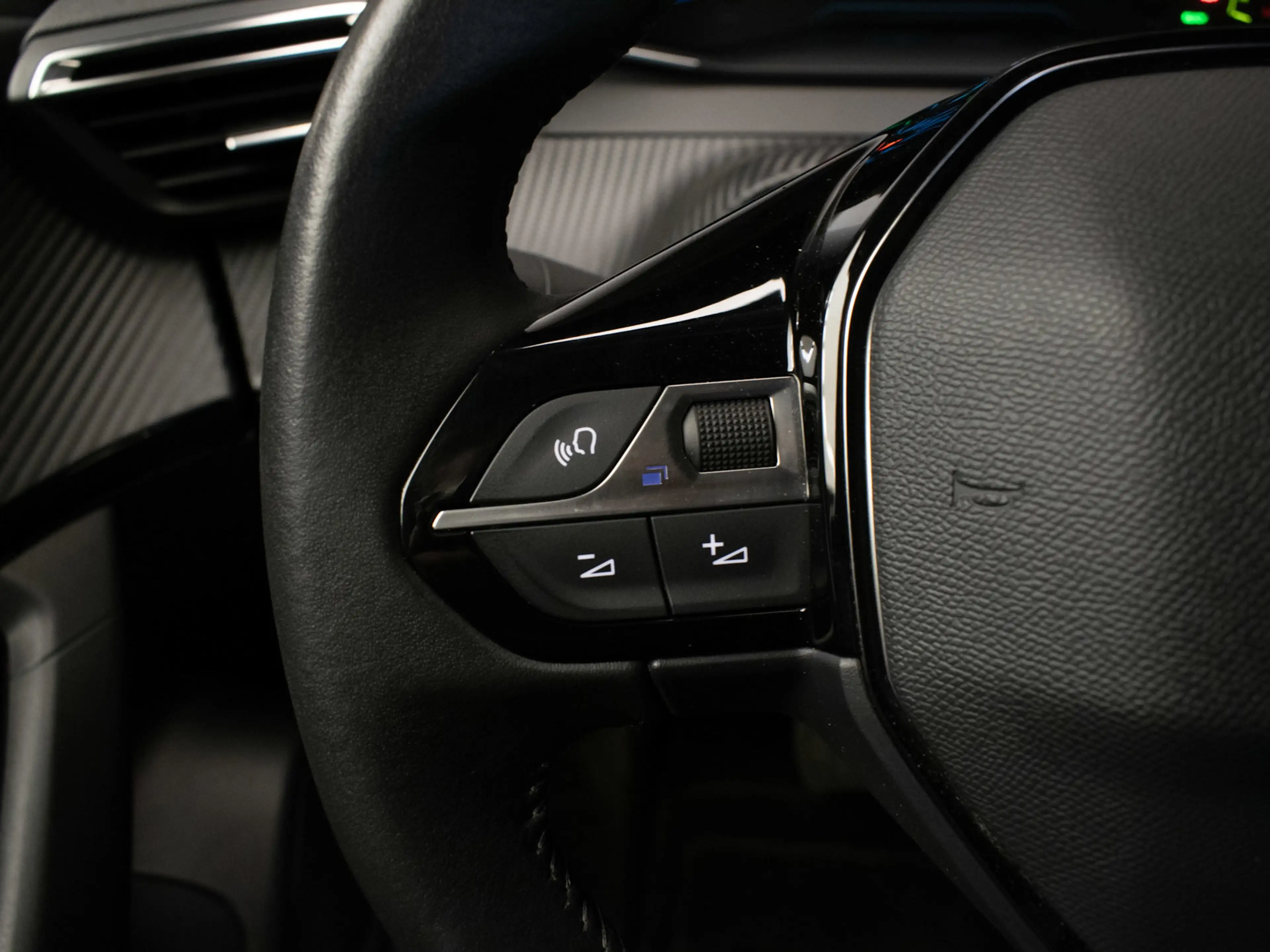 Peugeot e-2008 EV Allure 50 kWh Sport SOH 90% (APPLE CARPLAY,NAVI — photo 11