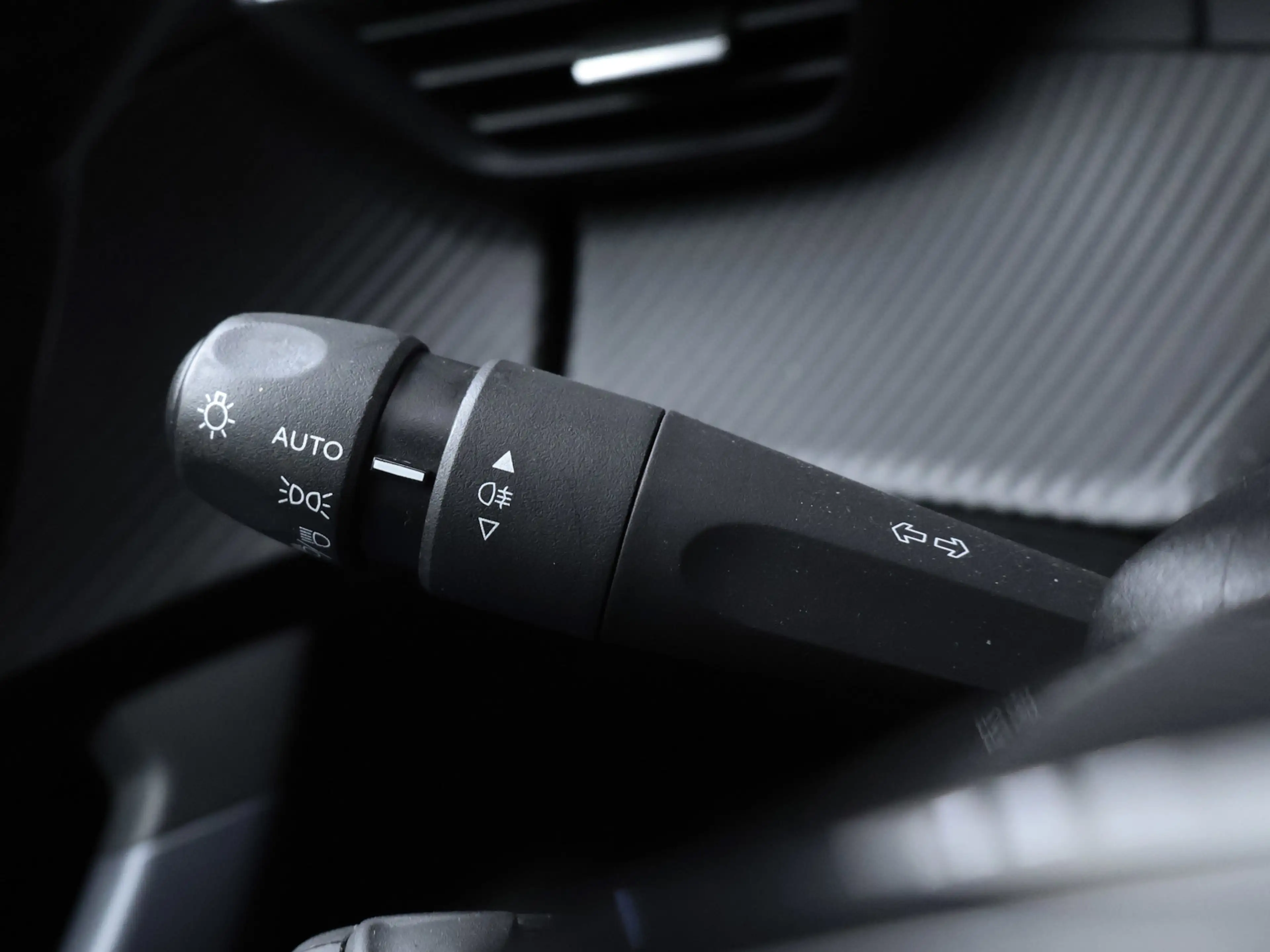 Peugeot e-2008 EV Allure 50 kWh Sport SOH 90% (APPLE CARPLAY,NAVI — photo 9