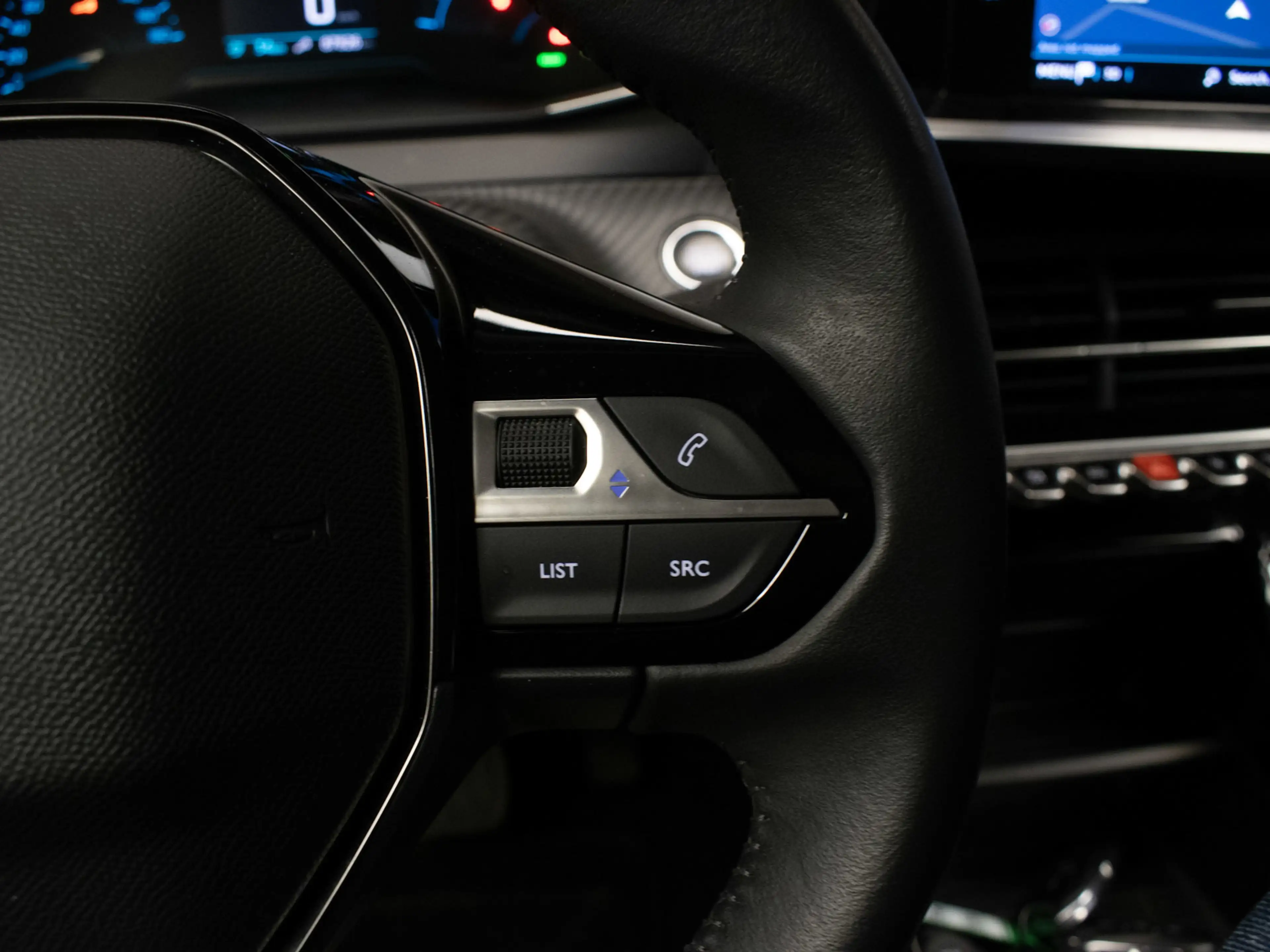 Peugeot e-2008 EV Allure 50 kWh Sport SOH 90% (APPLE CARPLAY,NAVI — photo 12