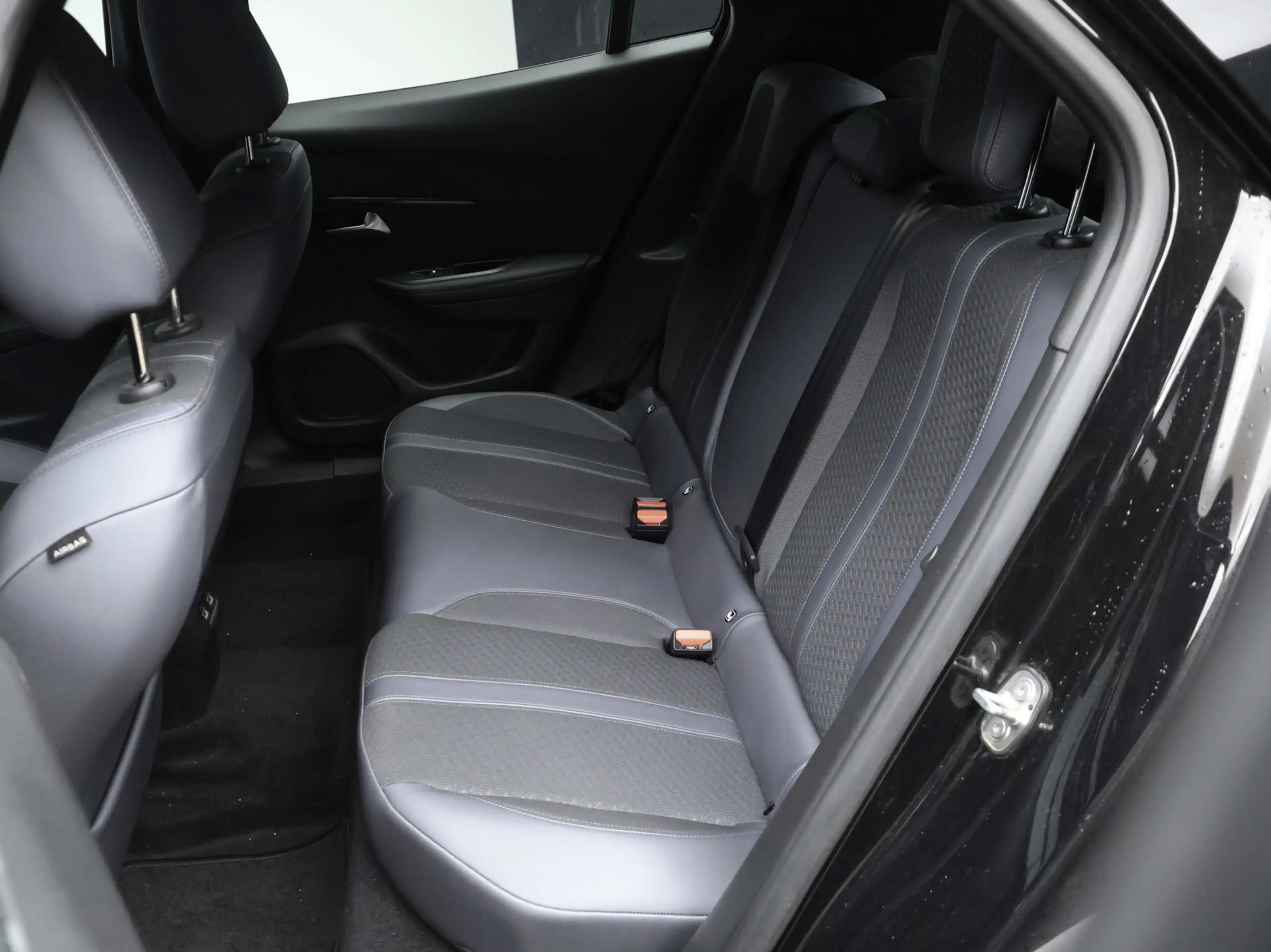 Peugeot e-2008 EV Allure 50 kWh Sport SOH 90% (APPLE CARPLAY,NAVI — photo 28