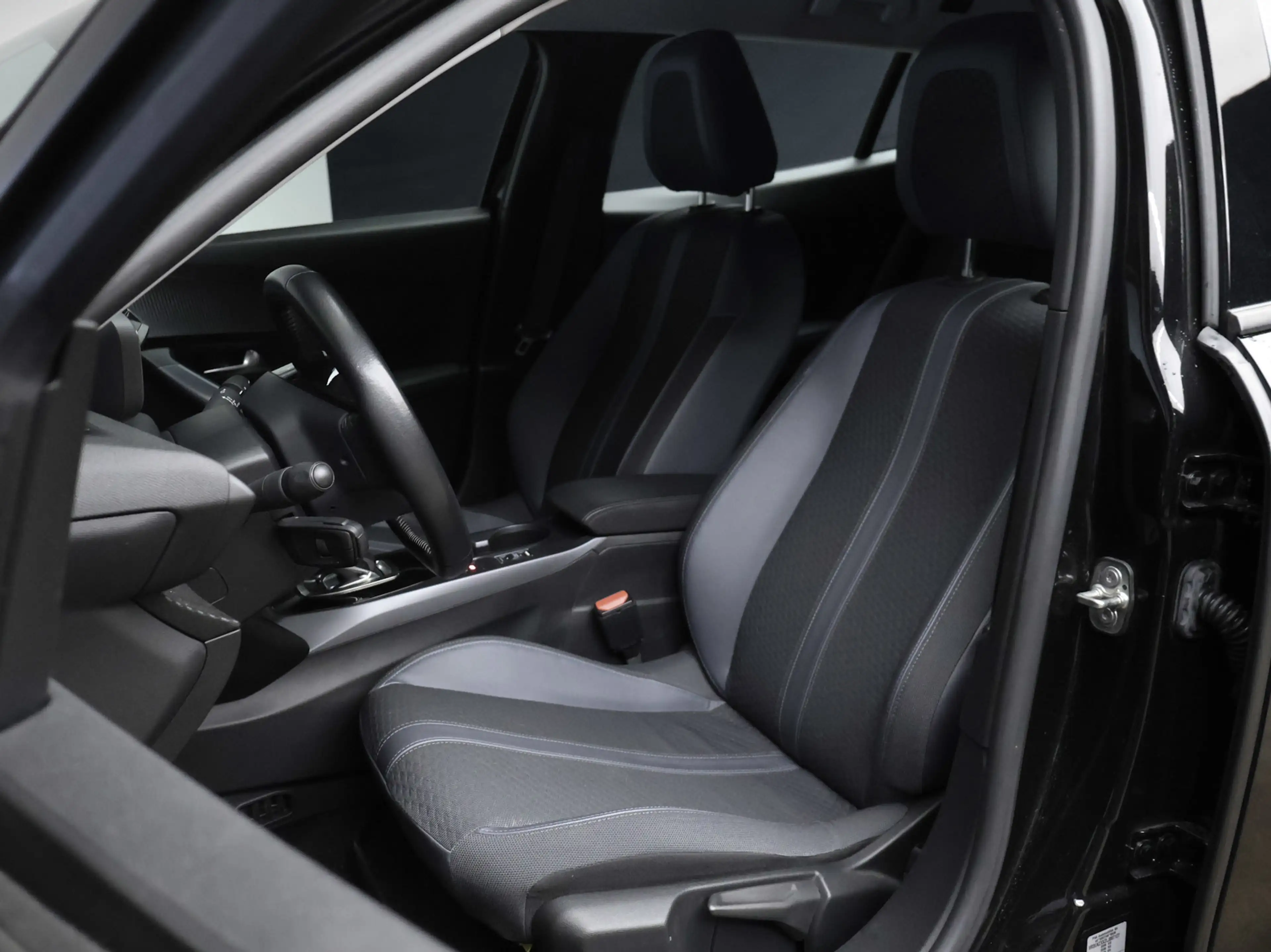 Peugeot e-2008 EV Allure 50 kWh Sport SOH 90% (APPLE CARPLAY,NAVI — photo 27