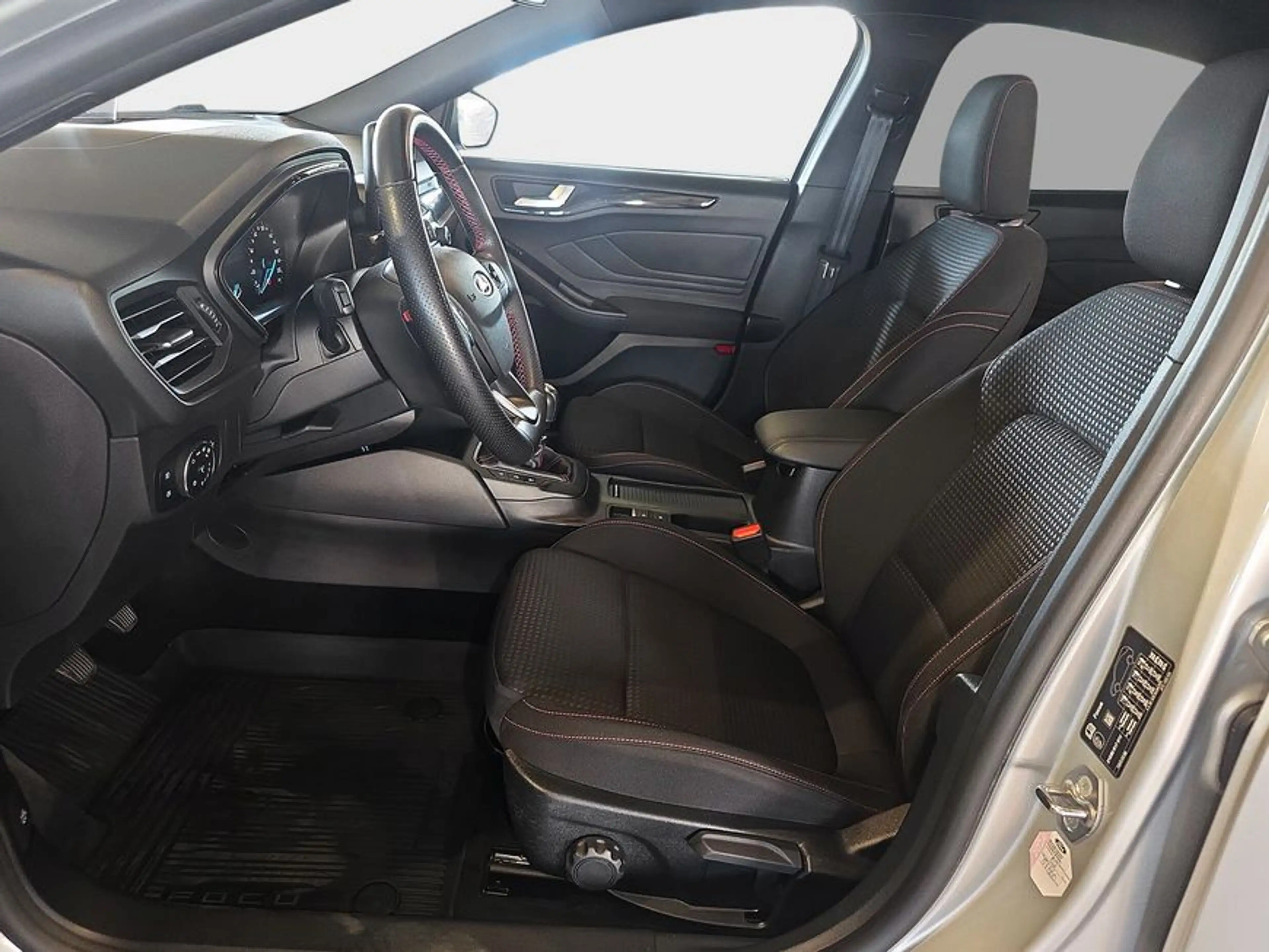Ford Focus 1.0 EcoBoost ST-LINE — photo 6