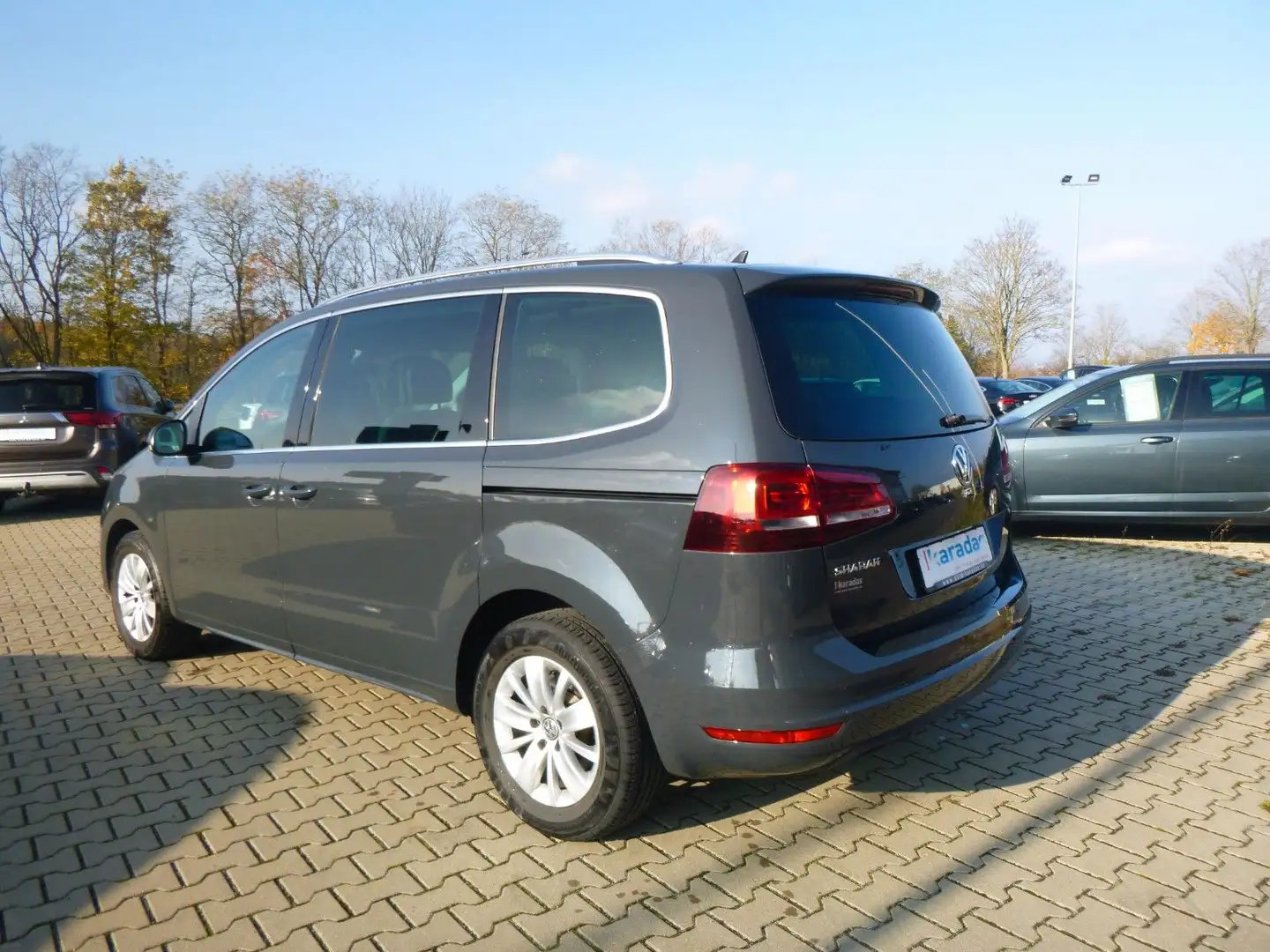 Volkswagen Sharan 2,0 TDI 7Sitze/NAV/PANO/SHZ/PDC/ACC Grau - 2