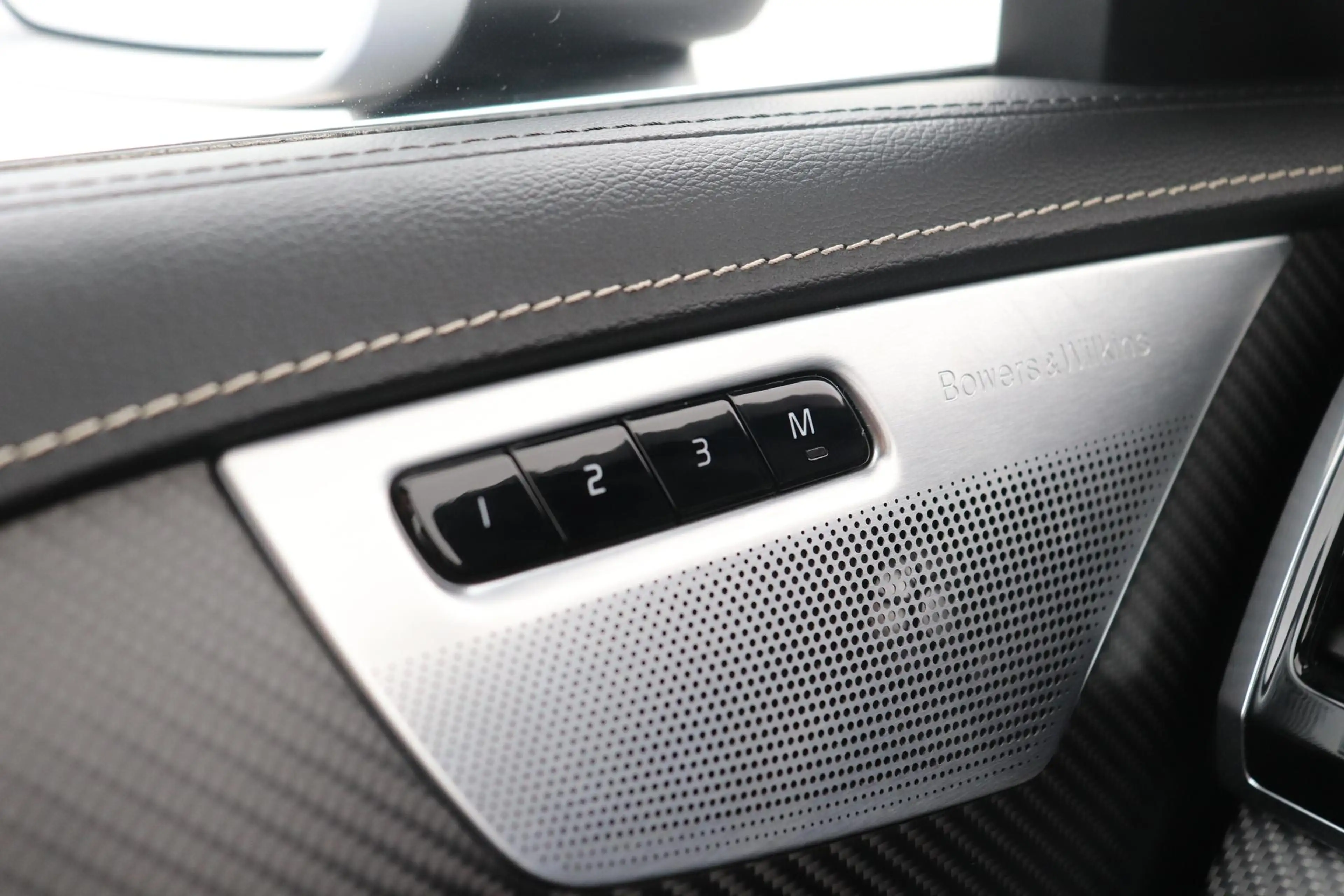 Volvo XC90 T8 Twin Engine R-Design | Luchtvering | Bowers&Wil — photo 47