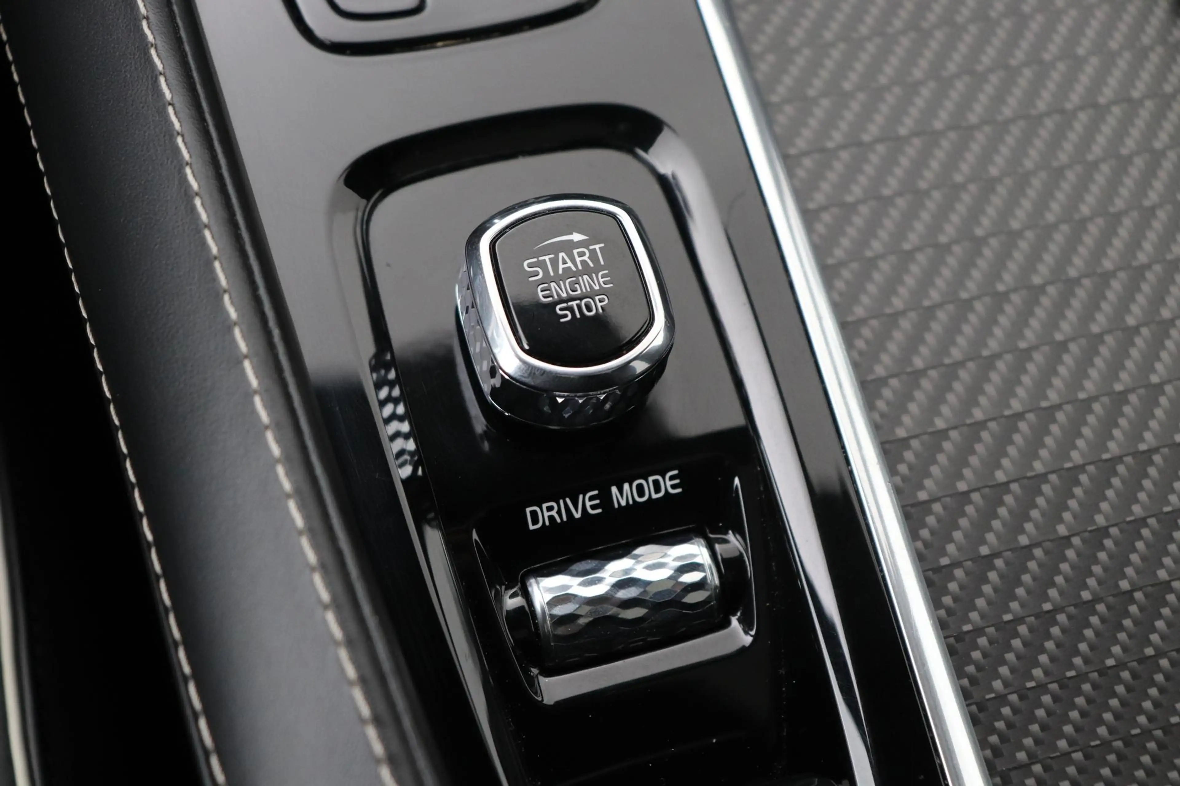 Volvo XC90 T8 Twin Engine R-Design | Luchtvering | Bowers&Wil — photo 36