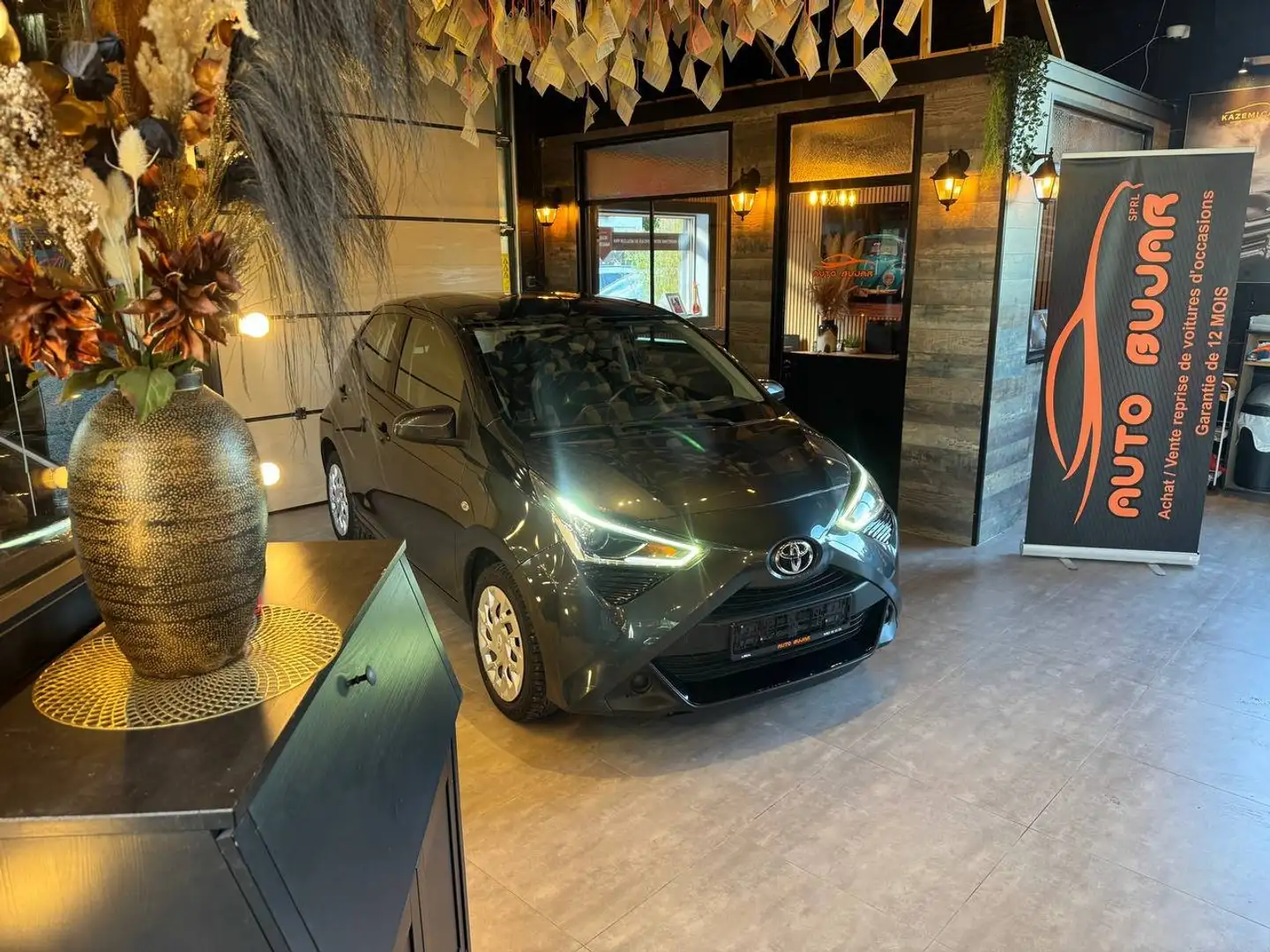 Toyota Aygo Aygo 1.0i *CARPLAY / AIRCO / CARNET / 1ER PROP** Grijs - 2