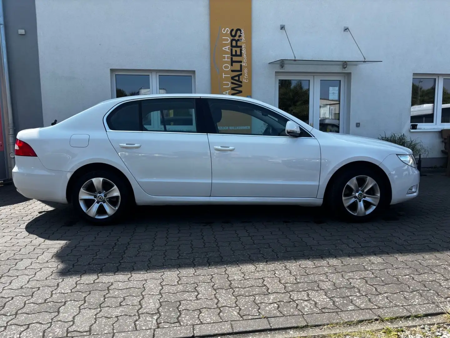 Skoda Superb Ambition = 1. Hand - Schiebedach - AHK = Weiß - 2