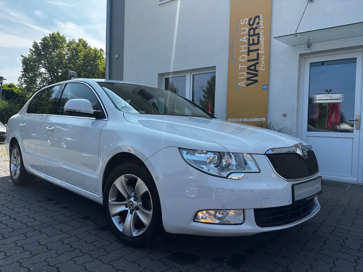Skoda Superb Ambition = 1. Hand - Schiebedach - AHK = Weiß - 1