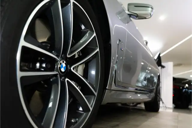 BMW 7 Series view 14