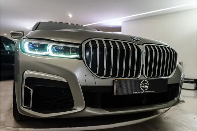 BMW 7 Series view 10