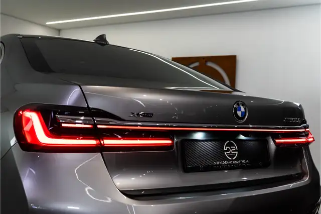 BMW 7 Series view 19