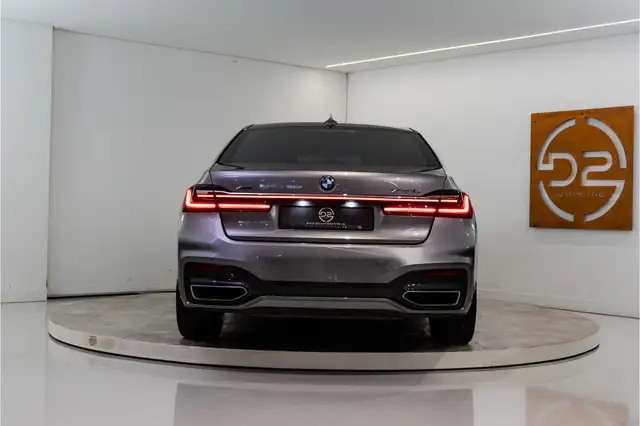 BMW 7 Series view 4