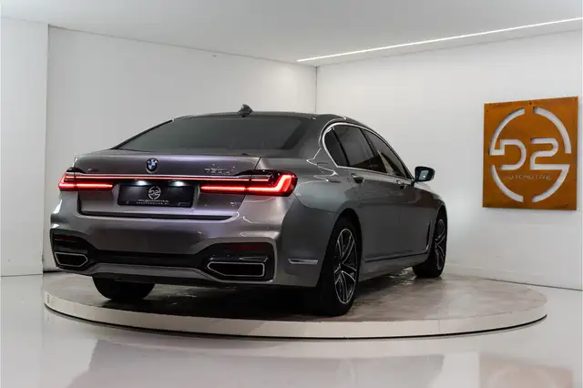 BMW 7 Series view 5