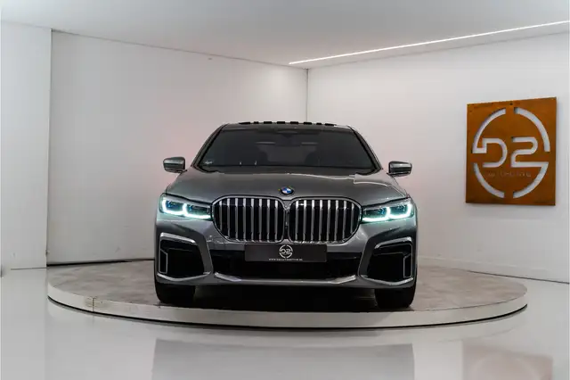 BMW 7 Series view 8