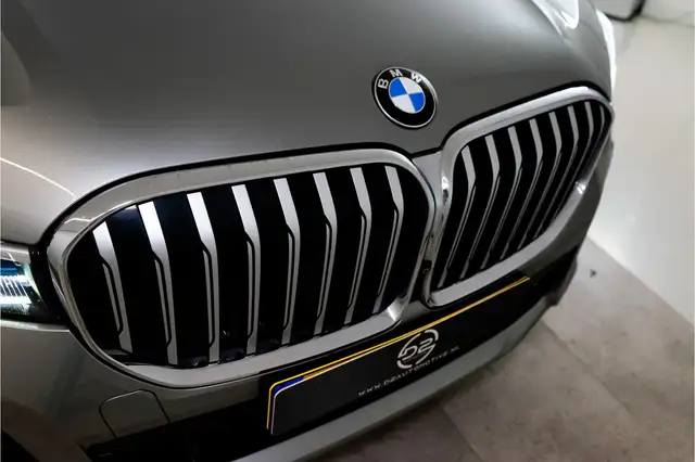BMW 7 Series view 11