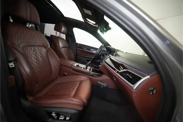 BMW 7 Series view 29