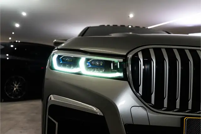 BMW 7 Series view 9