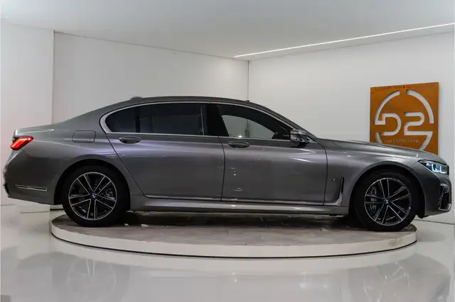 BMW 7 Series view 6
