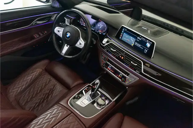 BMW 7 Series view 25