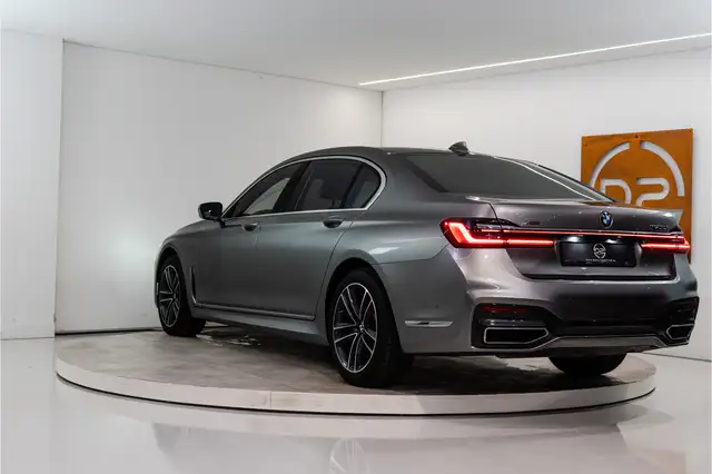 BMW 7 Series view 3