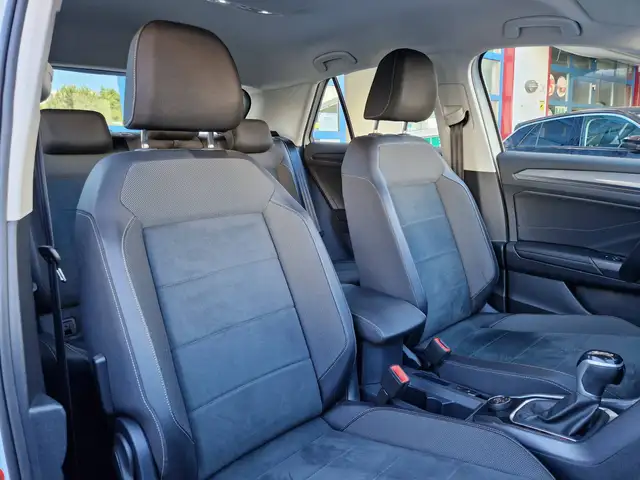 Volkswagen T-Roc view 9