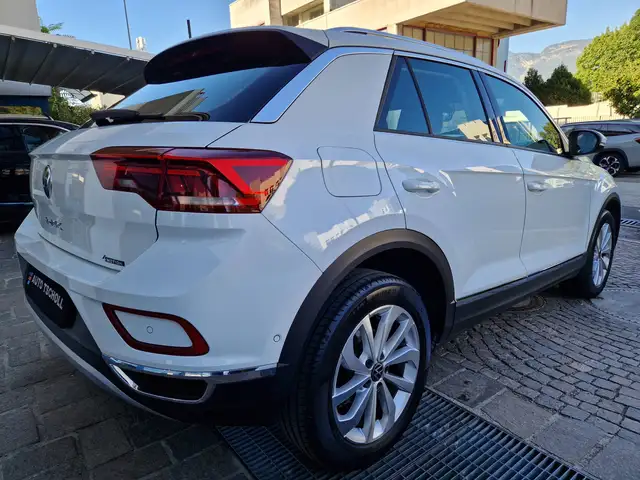 Volkswagen T-Roc view 3