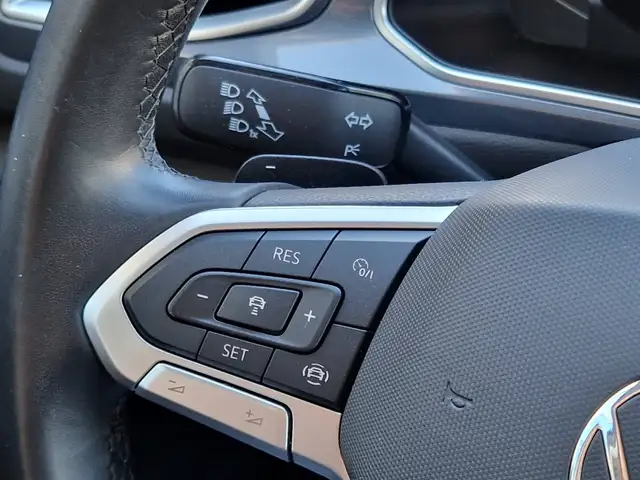 Volkswagen T-Roc view 11