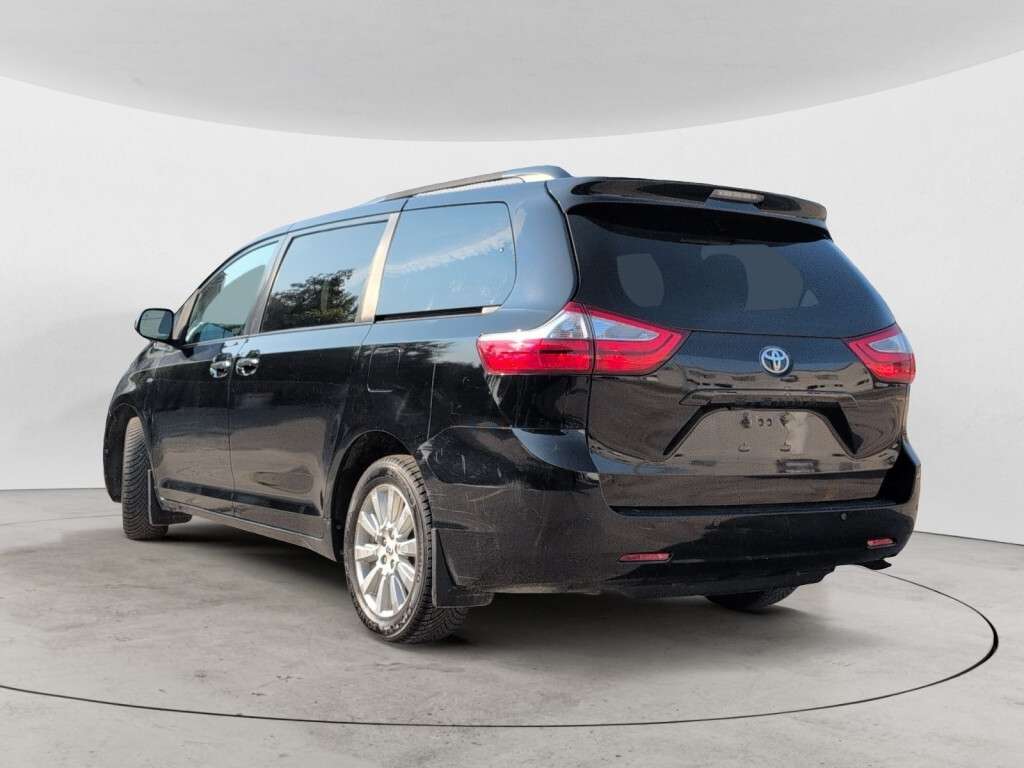 2017 Toyota Sienna XLE AWD l 7 Seats l HTD Seats l Back Up Cam — снимка 1