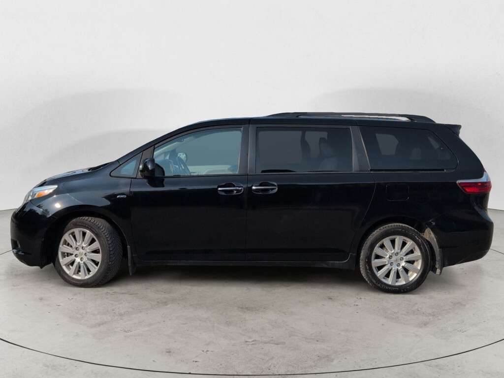 2017 Toyota Sienna XLE AWD l 7 Seats l HTD Seats l Back Up Cam — снимка 1