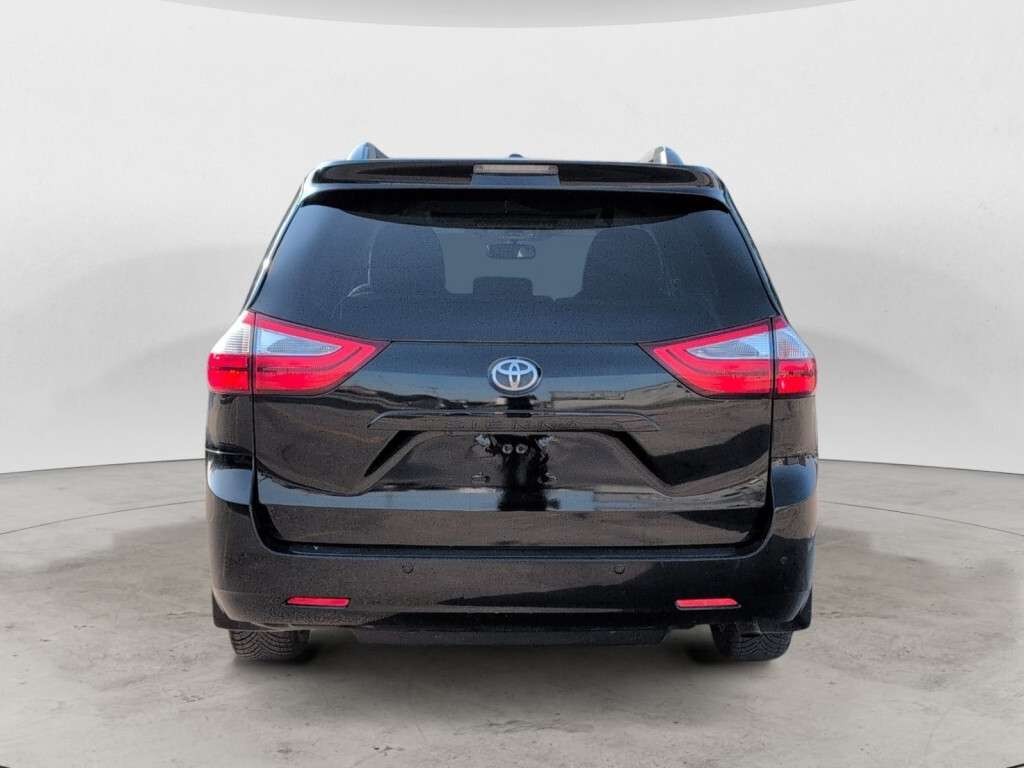 2017 Toyota Sienna XLE AWD l 7 Seats l HTD Seats l Back Up Cam — снимка 1