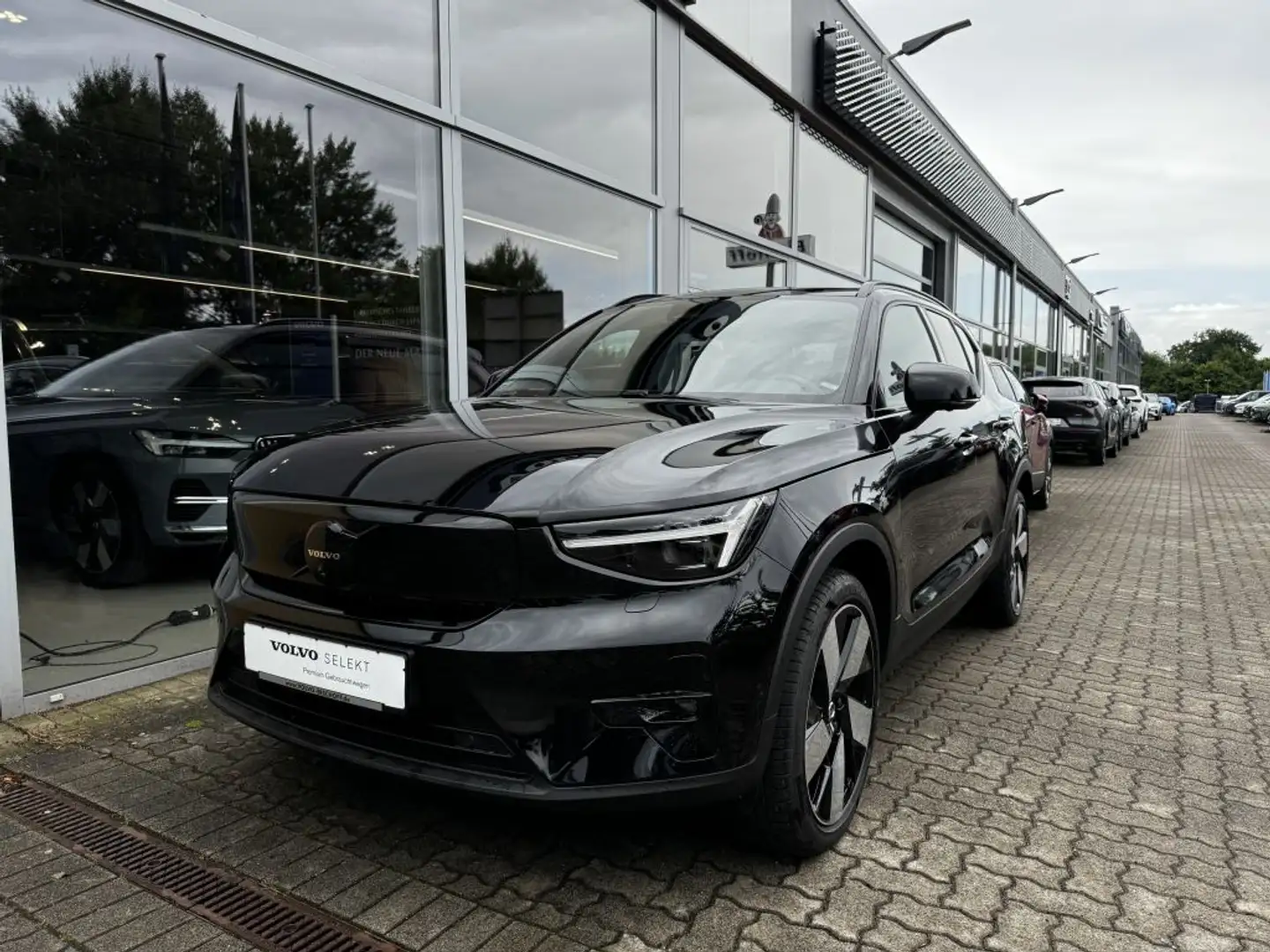 Volvo EX40 Fully Electric Twin Motor Performance AWD Ultra Bl Schwarz - 2