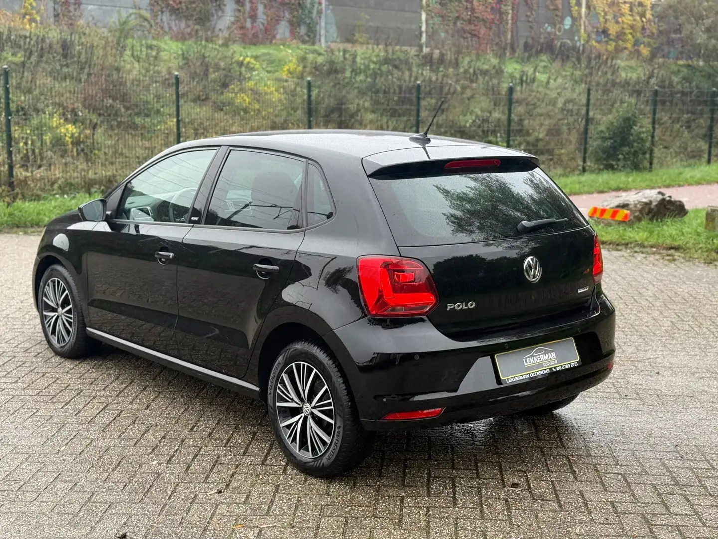 Volkswagen Polo 1.0 High Line PDC I NAVI I CLIMA I BLUETOOTH I WEI Noir - 2