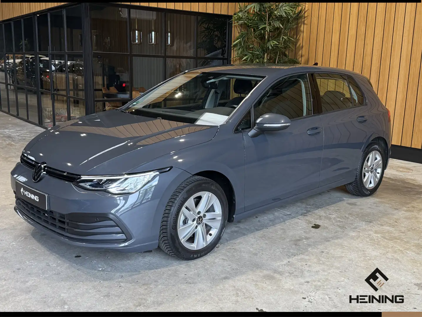 Volkswagen Golf 1.0 eTSI Life. Automaat. Navi. Apple carplay. Adap Grijs - 1