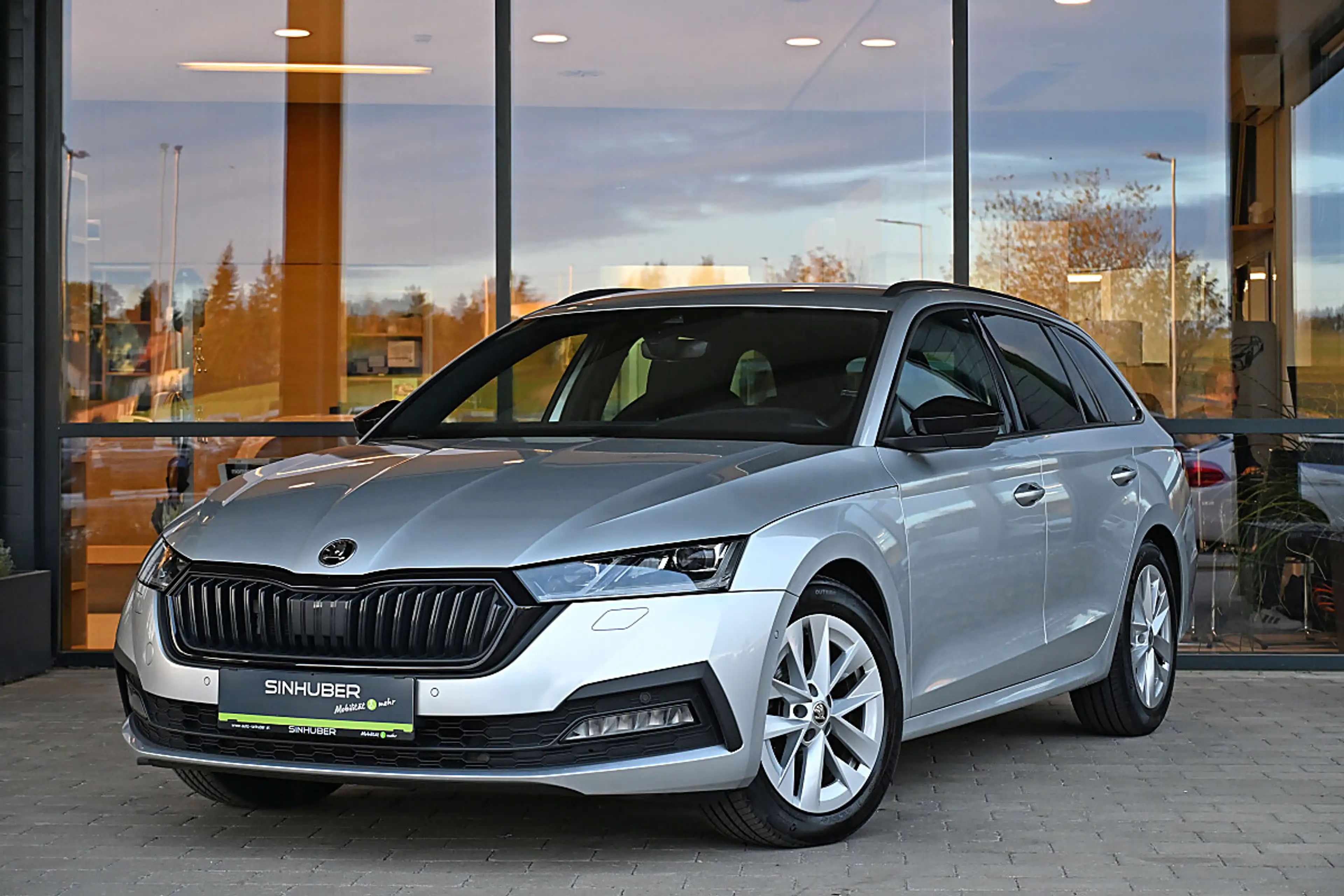 Skoda Octavia Combi 2,0 TDI Sportline DSG ACC, MatrixLED, Nav...