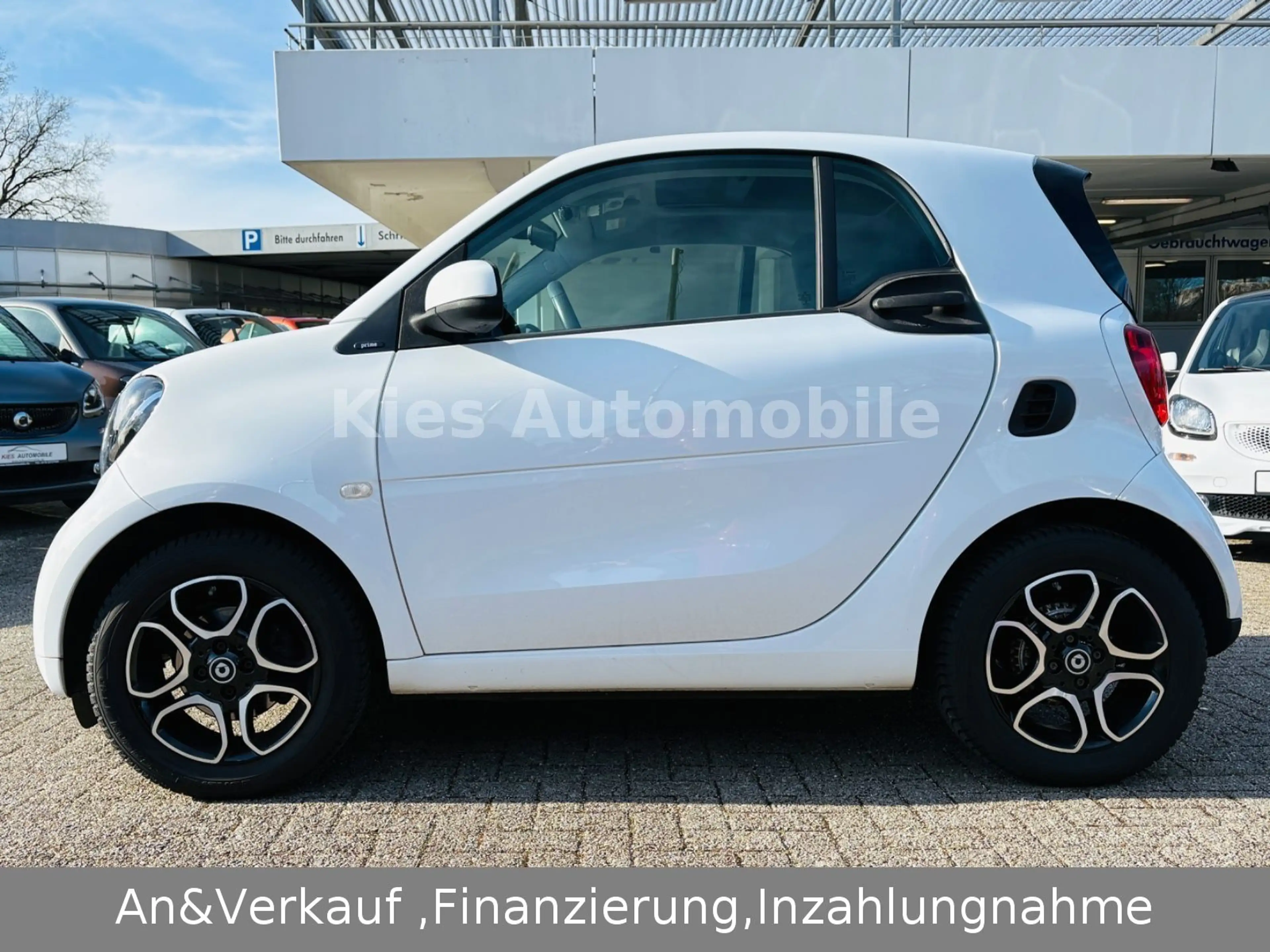 smart forTwo Prime 90Ps AUTOM/NAVI/PANO/LEDER/CARPLAY — photo 3
