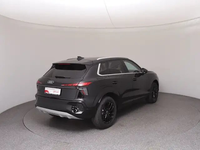 Audi Q3 view 4