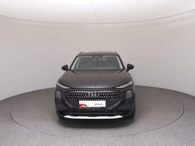 Audi Q3 view 3