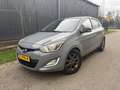Hyundai i20 1.2i i-Motion / 5-DEURS / AIRCO / 134dkm! Grijs - thumbnail 1