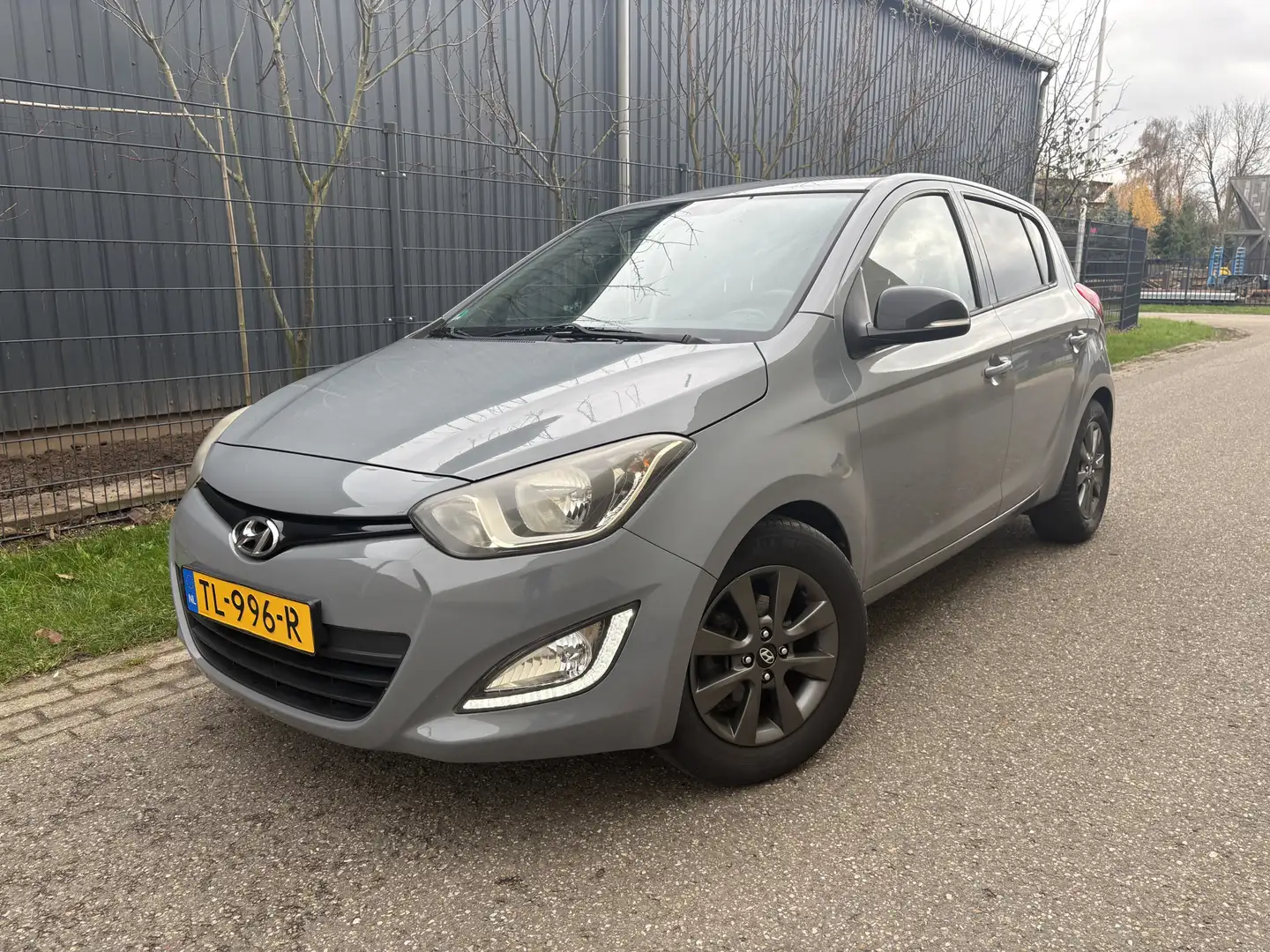 Hyundai i20 1.2i i-Motion / 5-DEURS / AIRCO / 134dkm! Grijs - 1