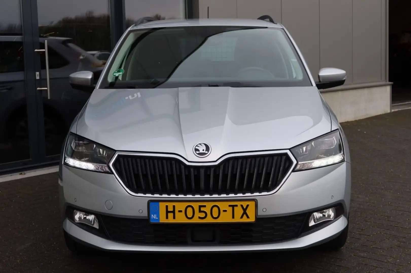 Skoda Fabia Fabia Combi 1.0 TSI 95pk GreenTech Business Editio Grijs - 2