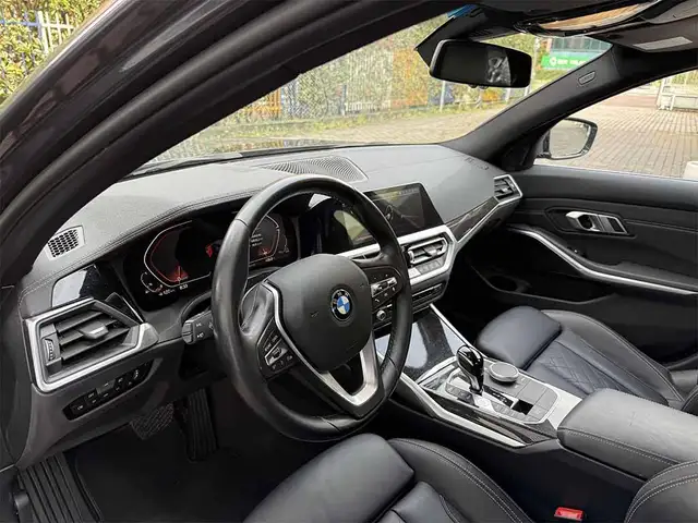 BMW 3 Series view 11