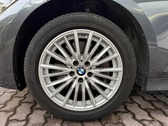 BMW 3 Series view 10