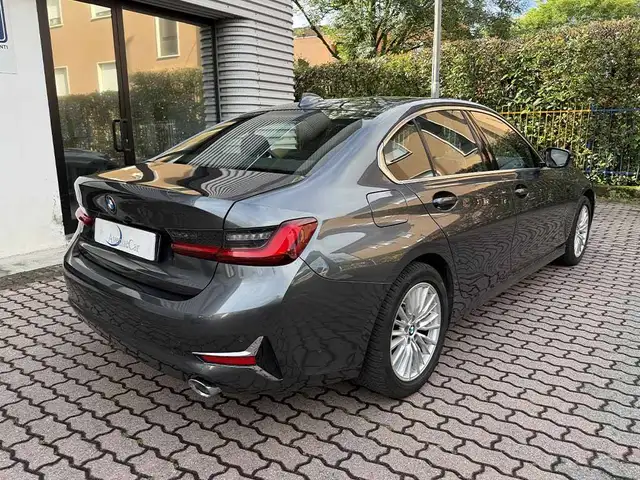BMW 3 Series view 5