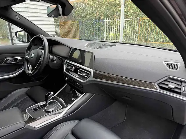 BMW 3 Series view 27
