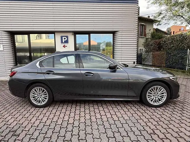 BMW 3 Series view 4