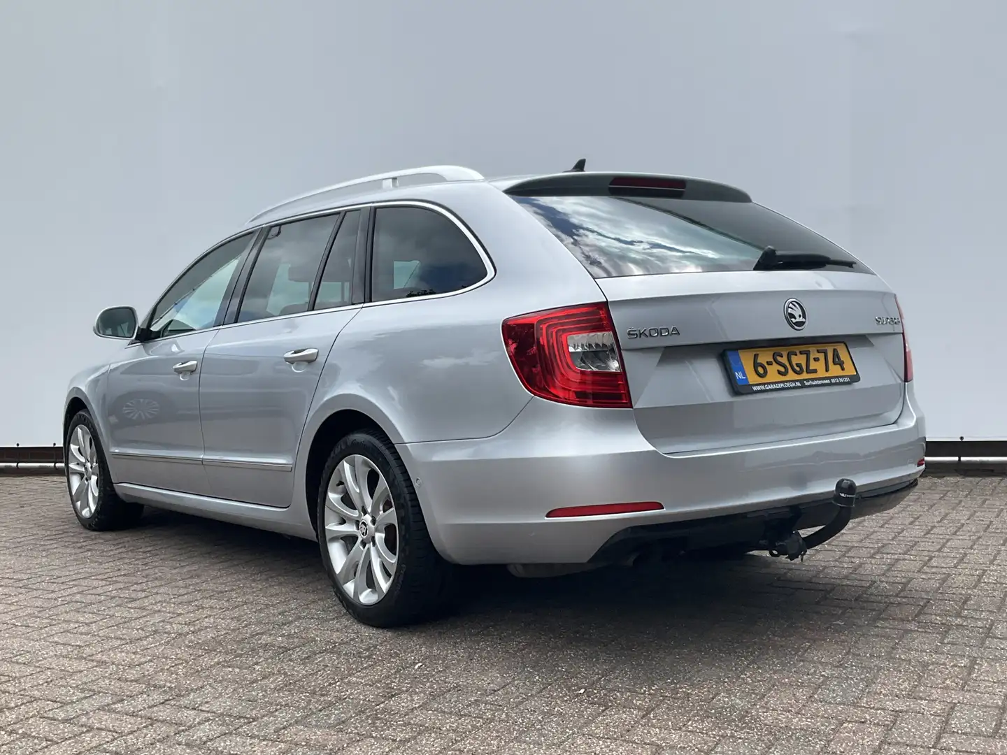 Skoda Superb Combi 1.4 TSI Ambition Business Clima Cruise Navi Grijs - 2