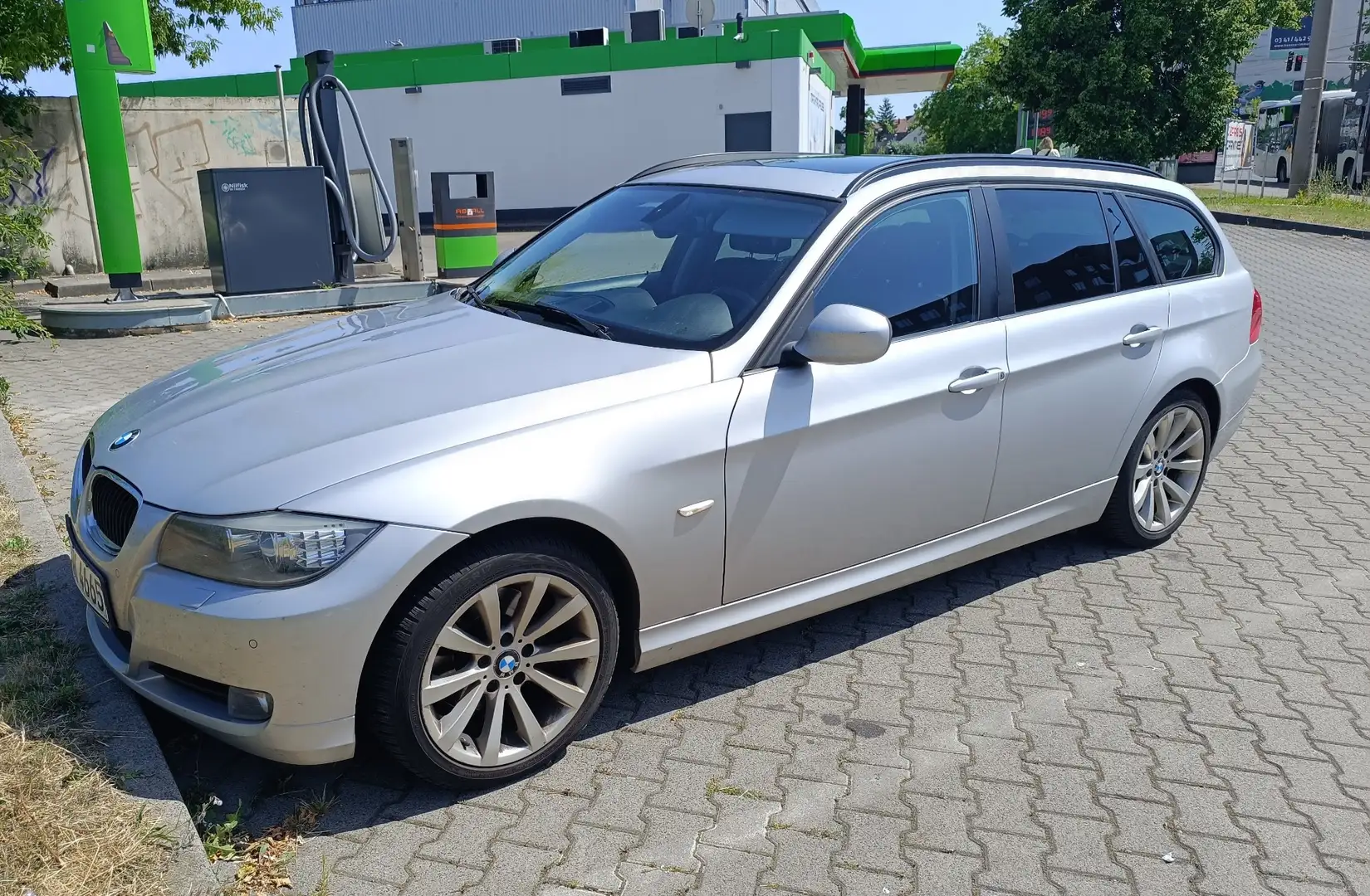 BMW 318 d Touring+AUTOMATIK+PANO+NAVI Silber - 2