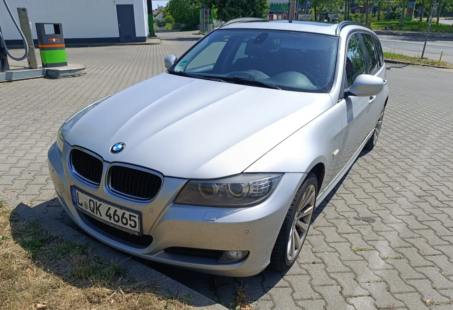 BMW 318 d Touring+AUTOMATIK+PANO+NAVI Silber - 1